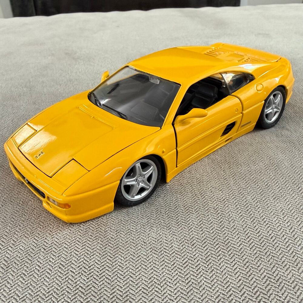 Vintage Maisto Ferrari F355 Berlinetta 1:24 Yellow Diecast Model Car 1995